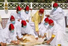 صورة أمير المؤمنين يؤدي صلاة عيد الأضحى ويقوم بنحر أضحية العيد
