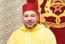 صورة الملك محمد السادس يواسي عائلة أفراد أسرة الطفل المرحوم عمر عرشان “الشيف عمر”
