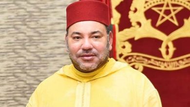 صورة الملك محمد السادس يواسي عائلة أفراد أسرة الطفل المرحوم عمر عرشان “الشيف عمر”