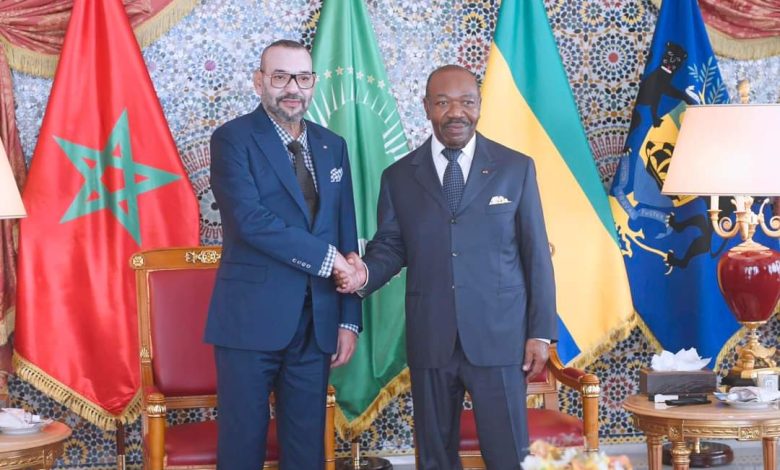 صورة جلالة الملك يجري مباحثات مع الرئيس علي بونغو أونديمبا ويشرف على تسليم هبة من الأسمدة لفائدة فلاحيين غابونيين
