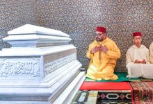 صورة أمير المؤمنين صاحب الجلالة الملك محمد السادس يترحم على روح جلالة المغفور له الملك محمد الخامس