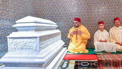 صورة أمير المؤمنين صاحب الجلالة الملك محمد السادس يترحم على روح جلالة المغفور له الملك محمد الخامس