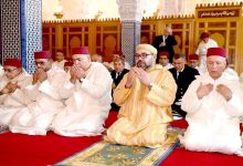 صورة أمير المؤمنين.. يؤدي صلاة الجمعة بالمسجد المحمدي بمدينة الدار البيضاء