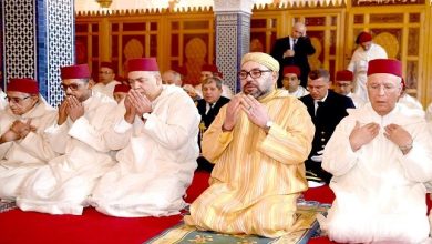 صورة أمير المؤمنين.. يؤدي صلاة الجمعة بالمسجد المحمدي بمدينة الدار البيضاء