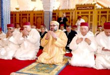 صورة أمير المؤمنين صاحب الجلالة الملك محمد السادس يؤدي صلاة الجمعة بمسجد الهادي بسلا
