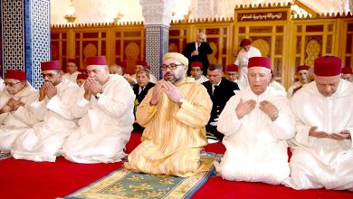 صورة أمير المؤمنين صاحب الجلالة الملك محمد السادس يؤدي صلاة الجمعة بمسجد الهادي بسلا