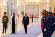 صورة استقبال رسمي لجلالة الملك من طرف رئيس دولة الإمارات العربية 