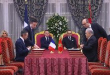 صورة صاحب الجلالة الملك محمد السادس والرئيس الفرنسي إيمانويل ماكرون.. يوقعان بالرباط الإعلان المتعلق بالشراكة الاستثنائية الوطيدة بين المغرب وفرنسا