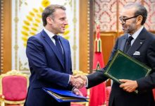 صورة صاحب الجلالة الملك محمد السادس والرئيس الفرنسي إيمانويل ماكرون..  يوقعان بالرباط الإعلان المتعلق بالشراكة الاستثنائية الوطيدة بين المغرب وفرنسا الرباط – وقع صاحب الجلالة الملك محمد