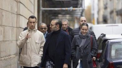 صورة الملك محمد السادس رفقة نجله ولي العهد الأمير مولاي الحسن وابنته الأميرة لالة خديجة.. في نزهة عائلية بباريس