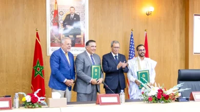 صورة توقيع اتفاقية توأمة.. بين الداخلة وكولومبوس الأمريكية