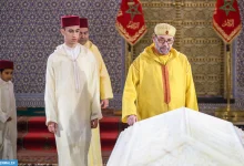 صورة أمير المؤمنين صاحب الجلالة الملك محمد السادس..  يترحم على روح جلالة المغفور له الملك محمد الخامس