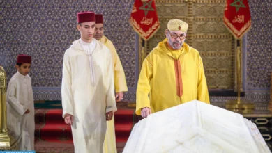 صورة أمير المؤمنين صاحب الجلالة الملك محمد السادس..  يترحم على روح جلالة المغفور له الملك محمد الخامس