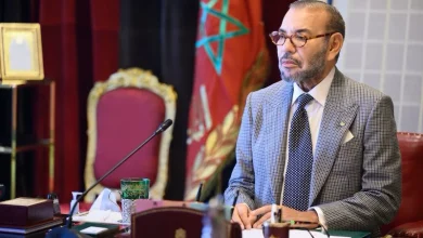 صورة جلالة الملك يهنئ أعضاء المنتخب الوطني المغربي لكرة القدم لأقل من 17 سنة