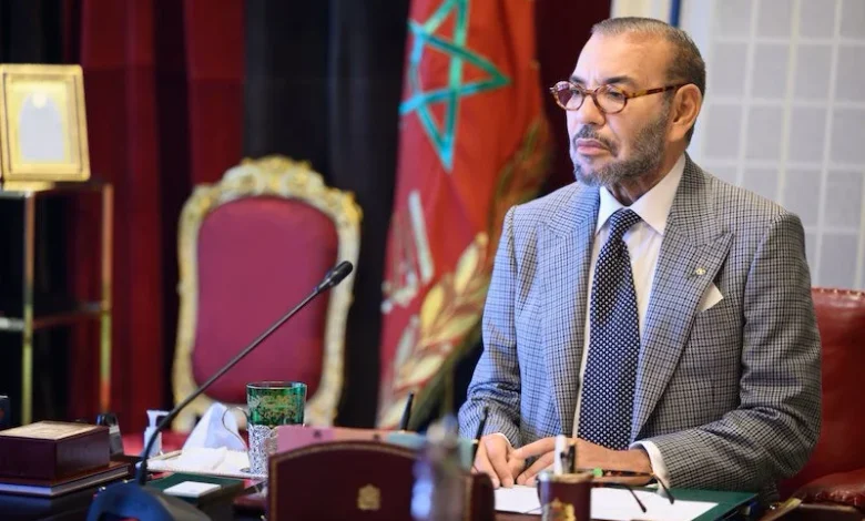 صورة جلالة الملك يهنئ أعضاء المنتخب الوطني المغربي لكرة القدم لأقل من 17 سنة