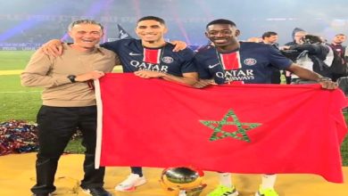 صورة حكيمي يرفع العلم المغربي .. في احتفالات تتويج باريس سان جيرمان بالدوري الفرنسي