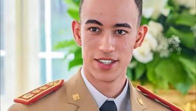 صورة صاحب السمو الملكي ولي العهد الأمير مولاي الحسن يترأس بالقنيطرة حفل تخرج الفوج 25 للسلك العالي للدفاع والفوج 59 لسلك الأركان