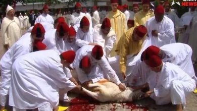 صورة صاحب الجلالة يؤدي صلاة عيد الأضحى المبارك بمسجد الحسن الثاني بتطوان ويتقبل التهاني بهذه المناسبة السعيدة
