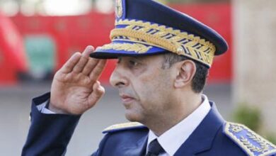 صورة حموشي يُكَرِّم “شهيد الواجب” في سلا ..ترقية استثنائية لضابط أمن وتوفير سكن لأسرته بسلا ​