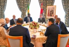 صورة جلالة الملك ..يقيم مأدبة غداء على شرف الوزير الأول السنغالي والوفد المرافق له