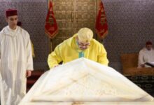 صورة أمير المؤمنين صاحب الجلالة الملك محمد السادس  ..يترحم على روح جلالة المغفور له الملك محمد الخامس