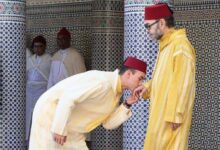 صورة أمير المؤمنين ..يؤدي صلاة عيد الفطر بمسجد أهل فاس بالرباط ويتقبل التهاني بهذه المناسبة السعيدة