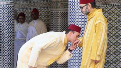 صورة أمير المؤمنين ..يؤدي صلاة عيد الفطر بمسجد أهل فاس بالرباط ويتقبل التهاني بهذه المناسبة السعيدة