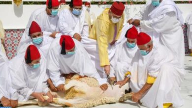 صورة أمير المؤمنين يؤدي صلاة عيد الأضحى المبارك بمسجد أهل فاس بالرباط ويتقبل التهاني بهذه المناسبة السعيدة