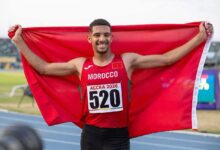 صورة إنجاز عالمي جديد.. المغربي عماد بوشجدة يقتنص ذهبية 800 متر ببطولة العالم للشباب بأمريكا
