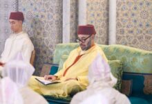 صورة أمير المؤمنين يترأس إحياء ذكرى المولد النبوي الشريف بالقصر الملكي العامر بمدينة الرباط (وزارة القصور الملكية والتشريفات والأوسمة)