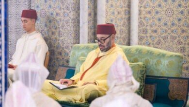 صورة أمير المؤمنين يترأس إحياء ذكرى المولد النبوي الشريف بالقصر الملكي العامر بمدينة الرباط (وزارة القصور الملكية والتشريفات والأوسمة)