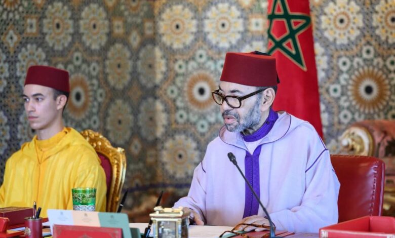 صورة جلالة الملك يترأس مجلسا وزاريا