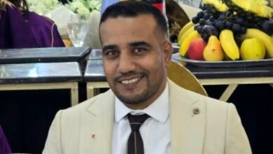 صورة يوسف السعداوي يدخل القفص الذهبي وسَط تهانٍ حارة من عائلتي الإدريسي والسعداوي”